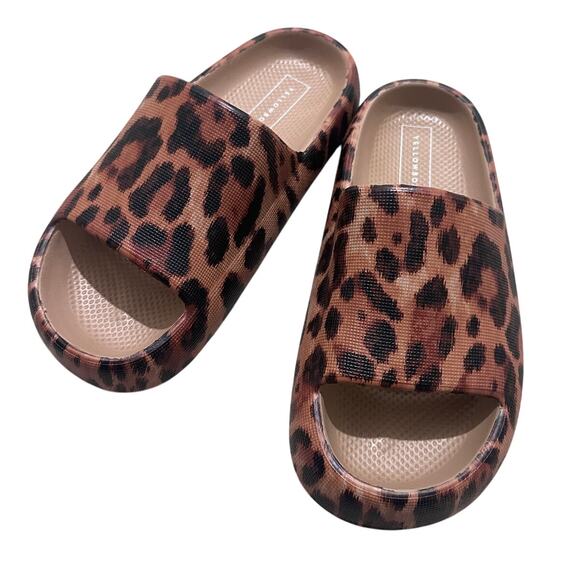 NWOT Yellow Box Torrey Leopard Print Women's Cushioned Slides, size 9 to 9.5 - Picture 1 of 5